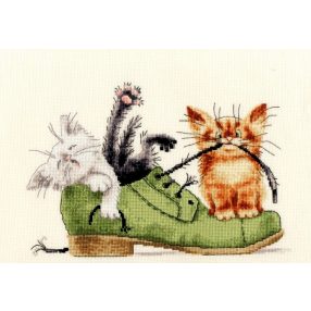 vk033 Kittens in the Shoe 24x17 cm