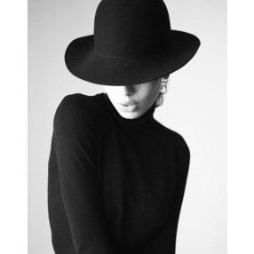 WD133 Lady in Black 38x48 cm