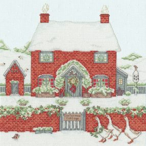 XSS17 Sally Swannell - Christmas Cottage 16x16 cm