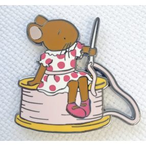 XA20 Kate Garrett - Hímző egérke - tűmágnes 4x4 cm