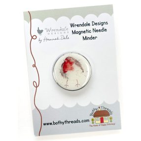 XA24 Hannah Dale - Vidám vörösbegy - tűmágnes 3x3 cm