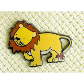 XA26 Kate Garrett - Leo az oroszlán - tűmágnes 4x3 cm