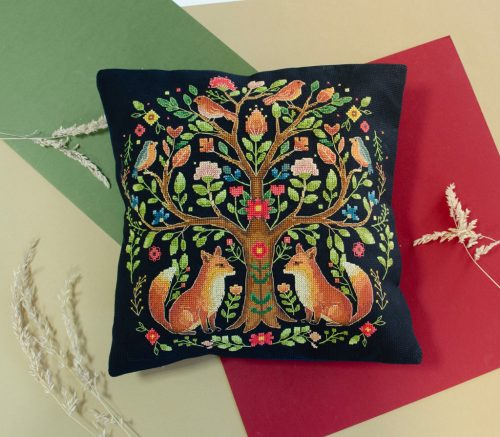 AHP021 The Tree of Forest Tales 30x30 cm