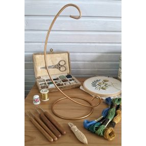 KR42 Óarany színű fém akasztó 24x12 cm