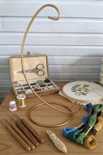 KR42 Óarany színű fém akasztó 24x12 cm