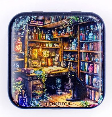 Leti 25632 Fém tűtartó - elvarázsolt könyvtár 5,5x5,5x2 cm