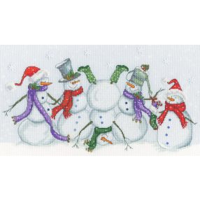 XKTB12 Karen Tye Bentley - Frosty Frolics 36x20 cm